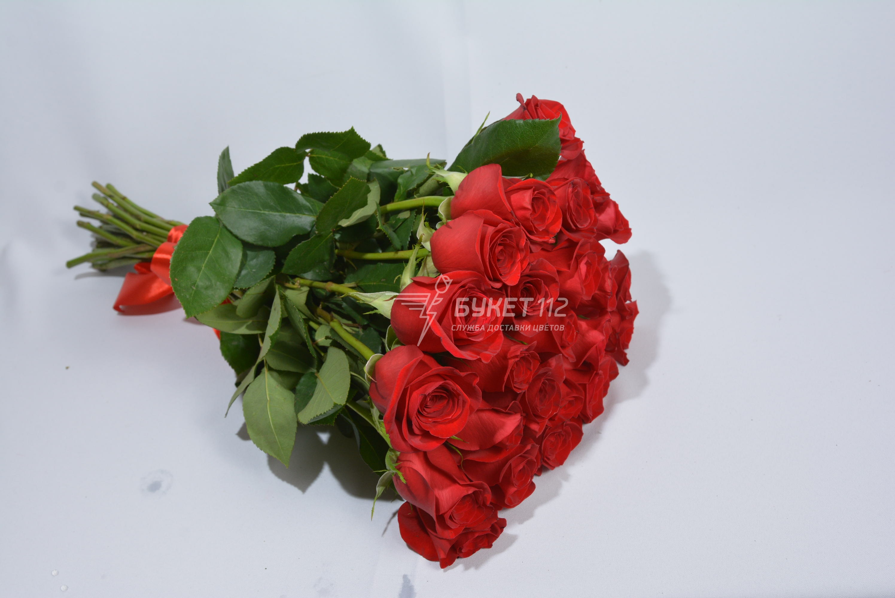 Уточните цвет роз, которые есть в наличии, т.к. цвет букета может отличатся от изображения на фото!